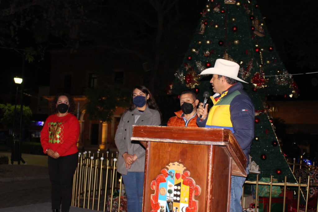 IMG 0016 1024x683 - Encendido oficial del árbol navideño en el municipio