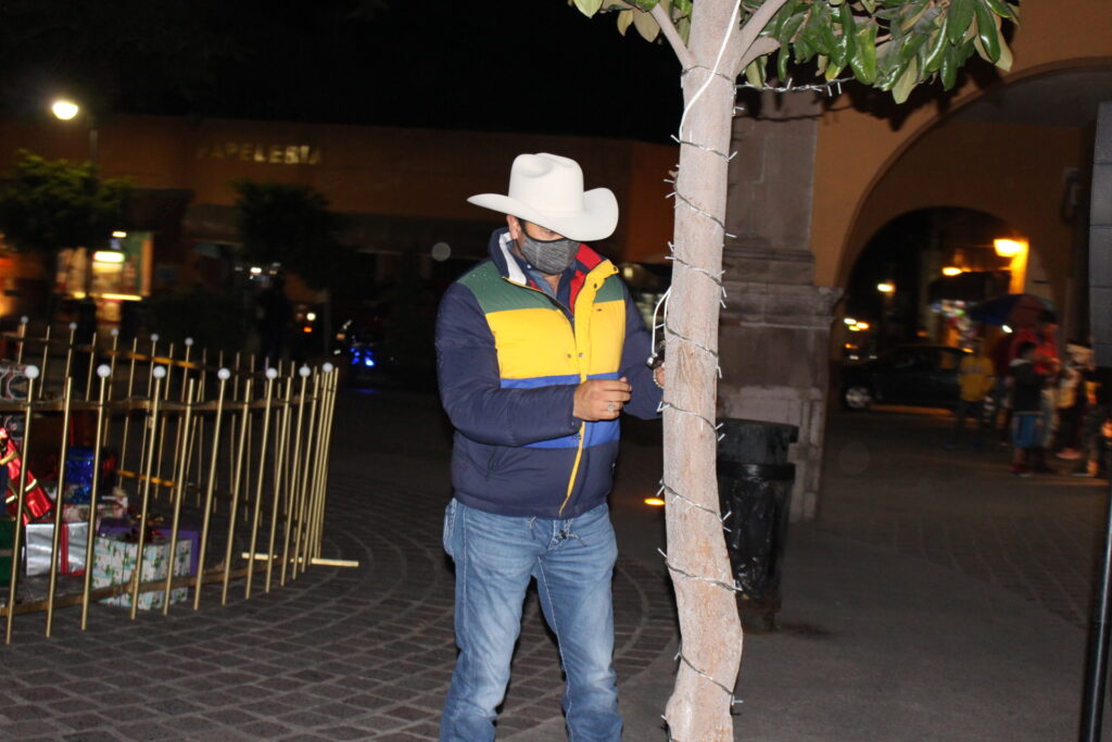 IMG 0032 1024x683 - Encendido oficial del árbol navideño en el municipio