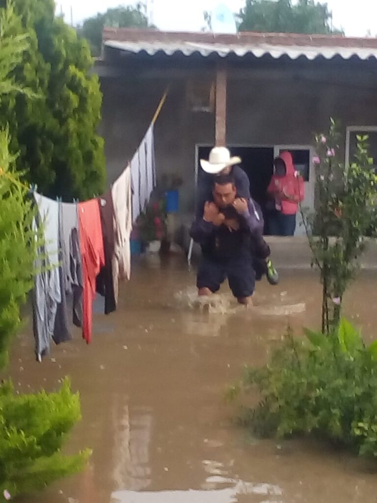 SJ Policía inundacion 02 1 768x1024 - Lo que el agua nos dej&oacute;