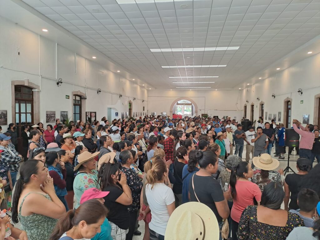 1 11 1024x768 - Comerciantes se manifiestan en contra de ampliación de banquetas en la calle Morelos