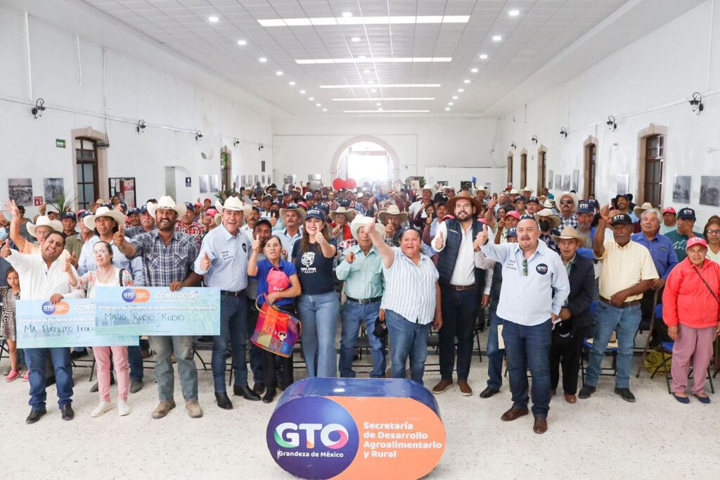 1 8 1024x682 - Entregan SDAyR y gobierno municipal seguro catastrófico a productores del campo