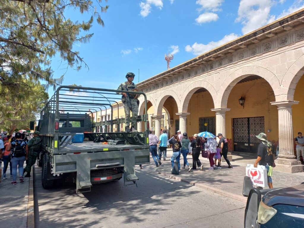 11 1024x768 - Galleros de San José Iturbide se manifiestan en pro de las peleas de gallos