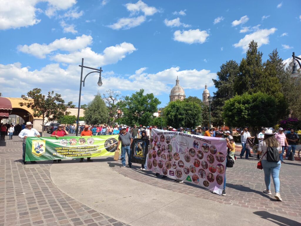 2 13 1024x768 - Galleros de San José Iturbide se manifiestan en pro de las peleas de gallos