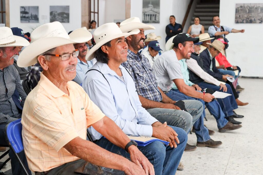 3 7 1024x682 - Entregan SDAyR y gobierno municipal seguro catastrófico a productores del campo