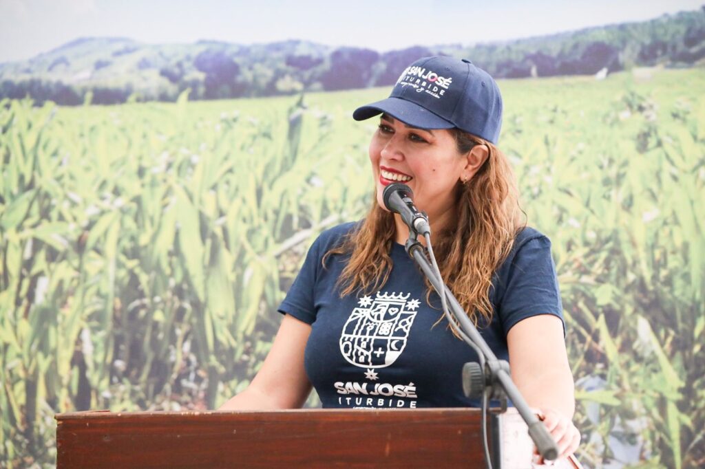 4 7 1024x682 - Entregan SDAyR y gobierno municipal seguro catastrófico a productores del campo