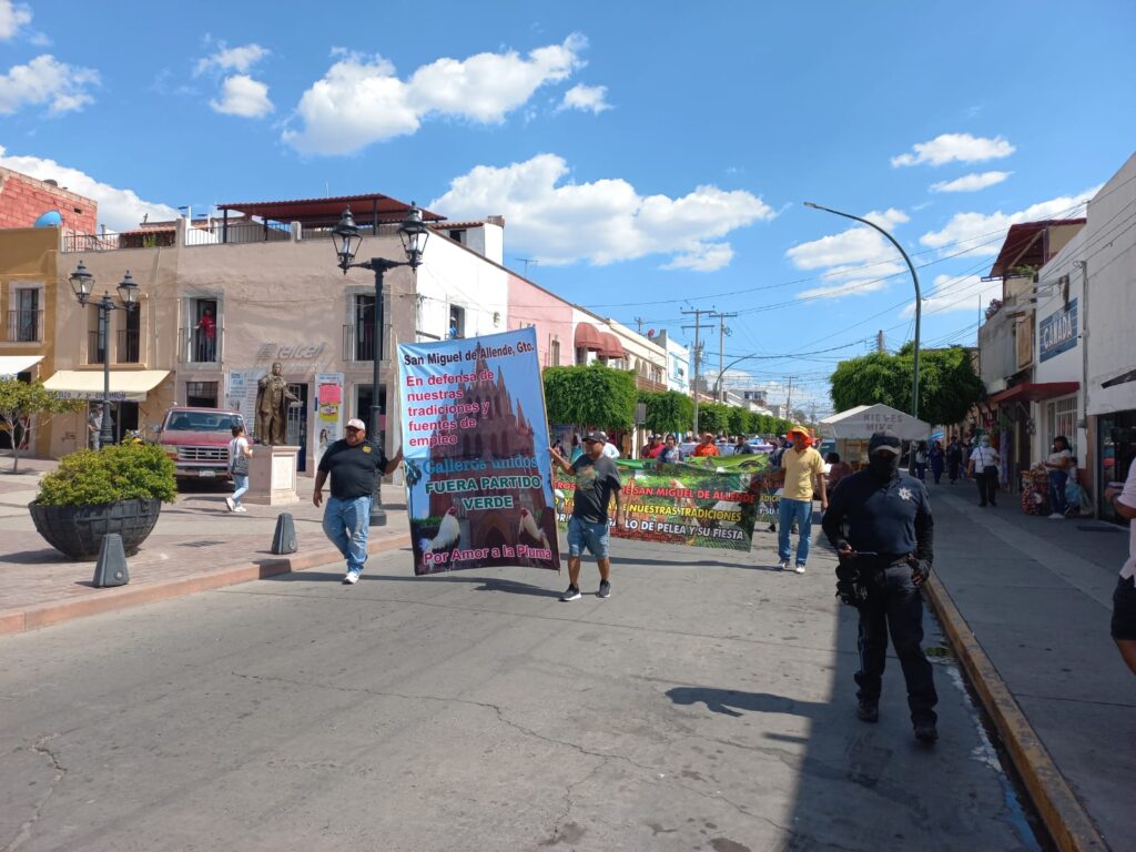 7 2 1024x768 - Galleros de San José Iturbide se manifiestan en pro de las peleas de gallos