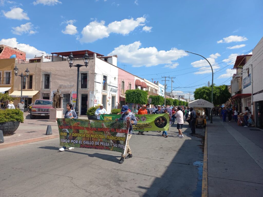 8 2 1024x768 - Galleros de San José Iturbide se manifiestan en pro de las peleas de gallos