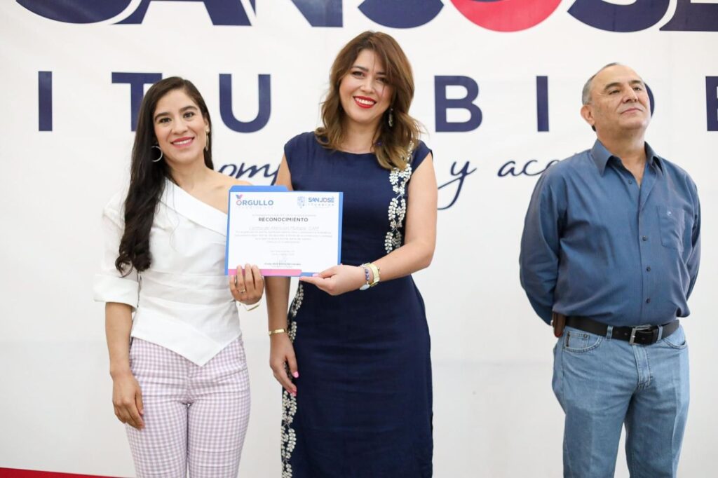 1 4 1024x682 - Realiza alcaldesa la entrega del Orgullo Iturbidense a personal del Centro de Atención Múltiple