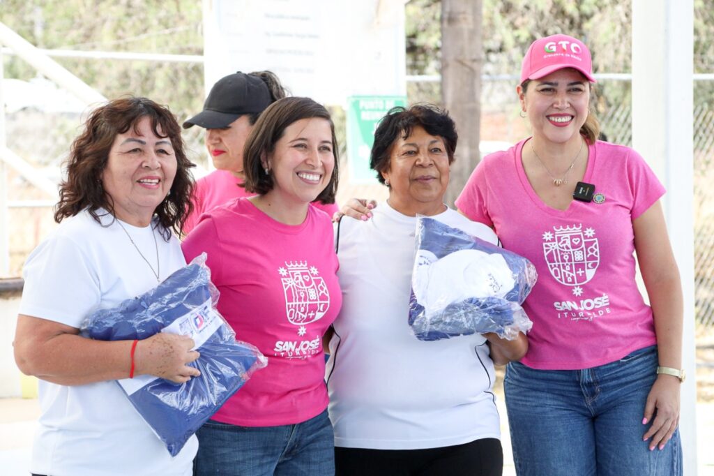 2 7 1024x682 - Entrega Cindy Arvizu 45 uniformes a equipo de cachibol