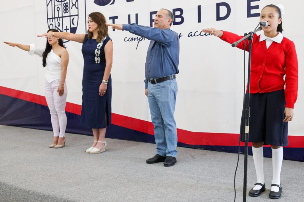 4 3 1024x682 - Realiza alcaldesa la entrega del Orgullo Iturbidense a personal del Centro de Atención Múltiple