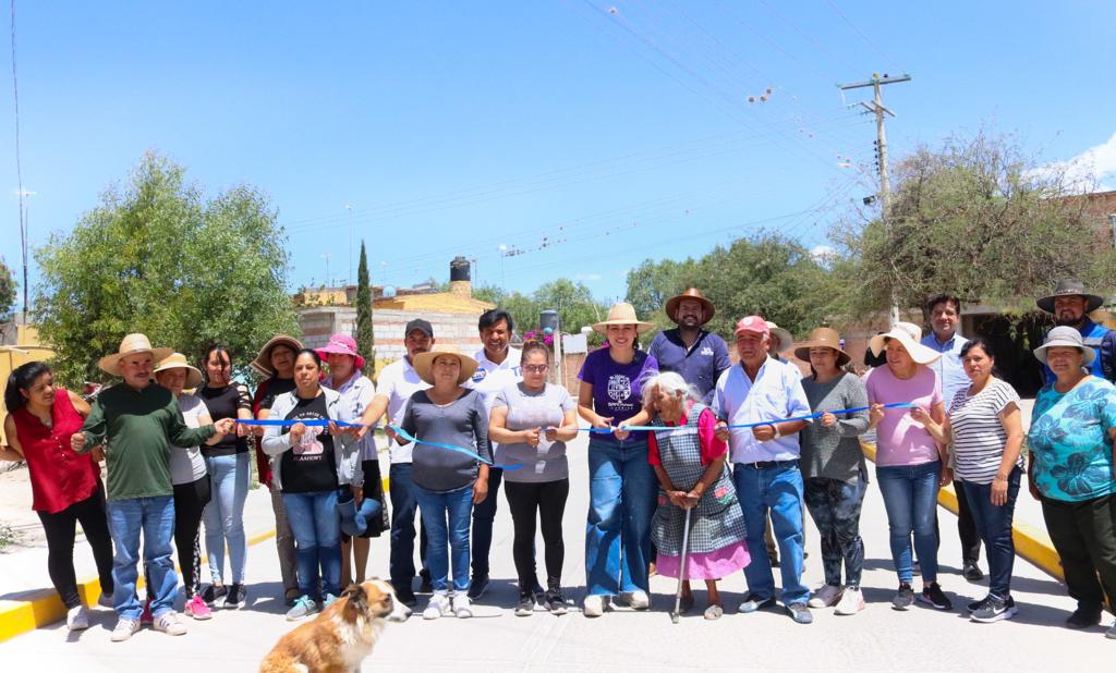 1 29 - Entrega Cindy Arvizu pavimentación de calles en La Escondida y Las Adjuntas