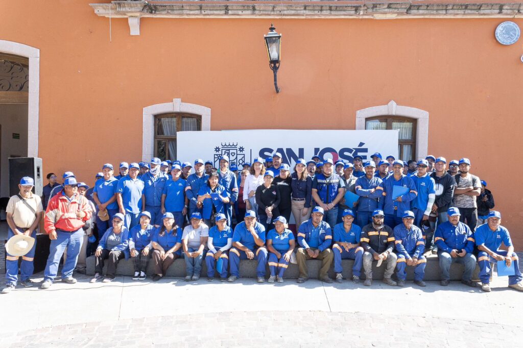 1 41 1024x682 - Entrega alcaldesa equipamiento y reconoce labor en el Servicio de Limpia