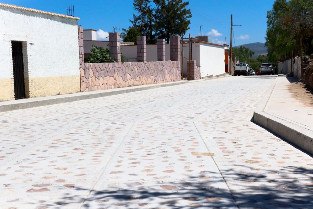 2 13 1024x682 - Gobierno de San José Iturbide entrega pavimentación de calle en la comunidad de Carbajal