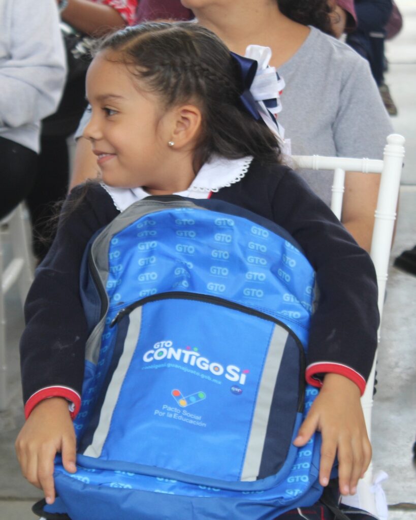 01 10 819x1024 - Inició la entrega de útiles escolares y mochilas en el noreste