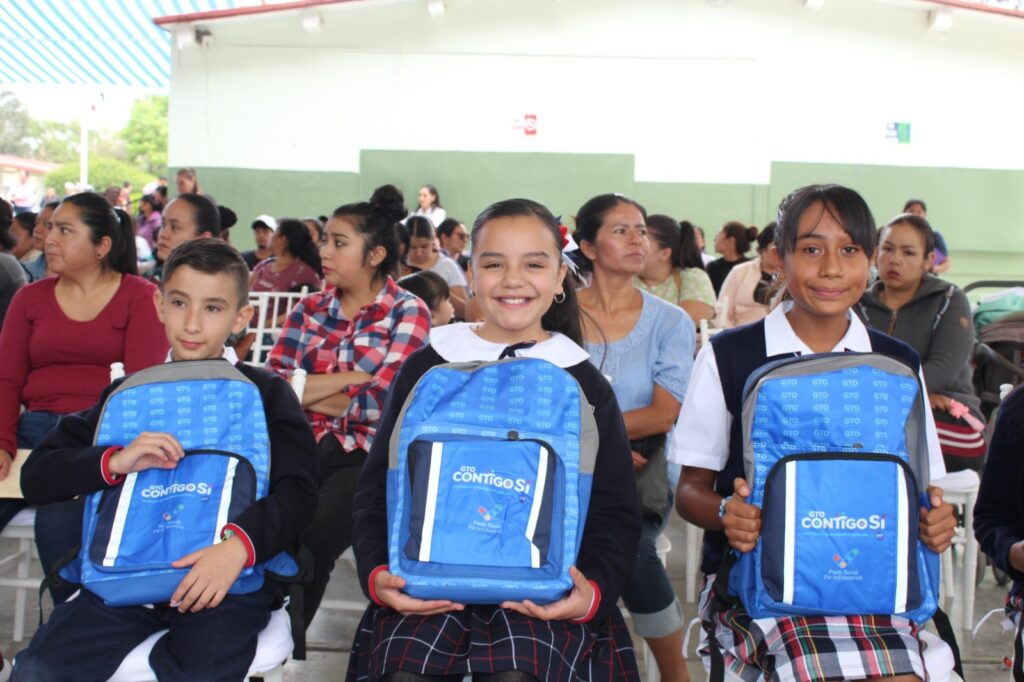 01 12 1024x682 - Inició la entrega de útiles escolares y mochilas en el noreste