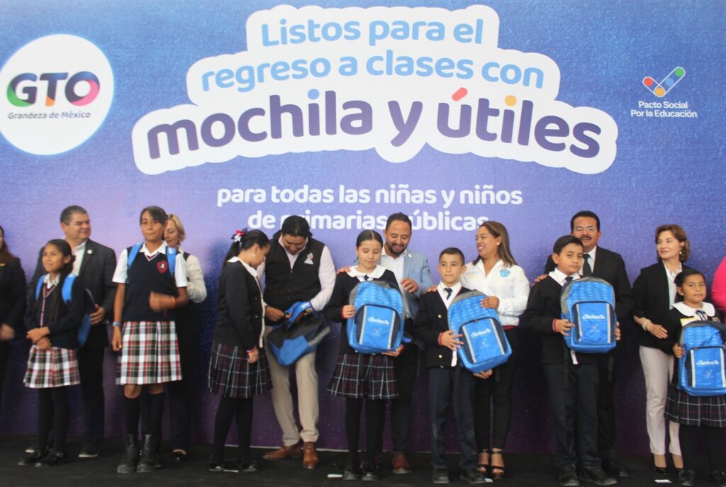 01 8 1024x687 - Inició la entrega de útiles escolares y mochilas en el noreste