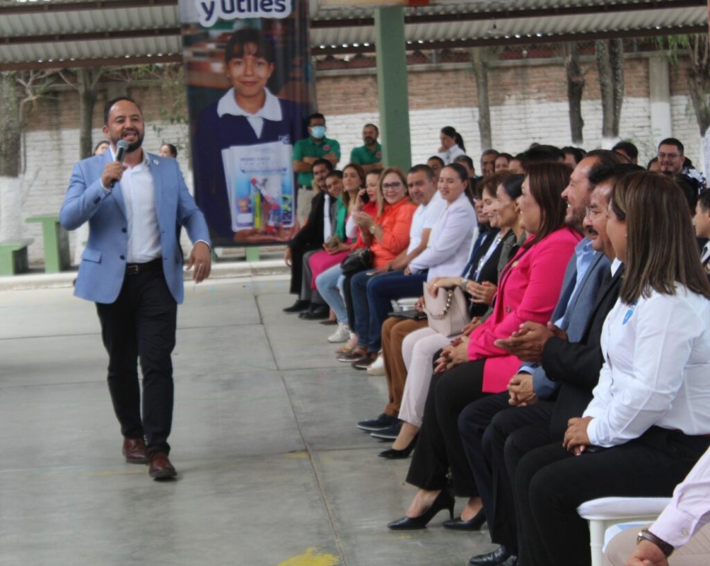 01 9 1 1024x817 - Inició la entrega de útiles escolares y mochilas en el noreste