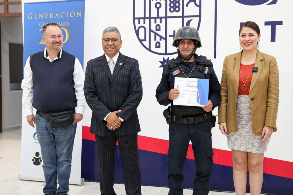 basi3 1024x682 - Personal de diversas áreas de la administración municipal concluyó estudios de educación básica