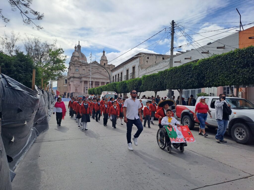 des1 1024x768 - Vistoso desfile para conmemorar el 213 aniversario de la lucha por la Independencia