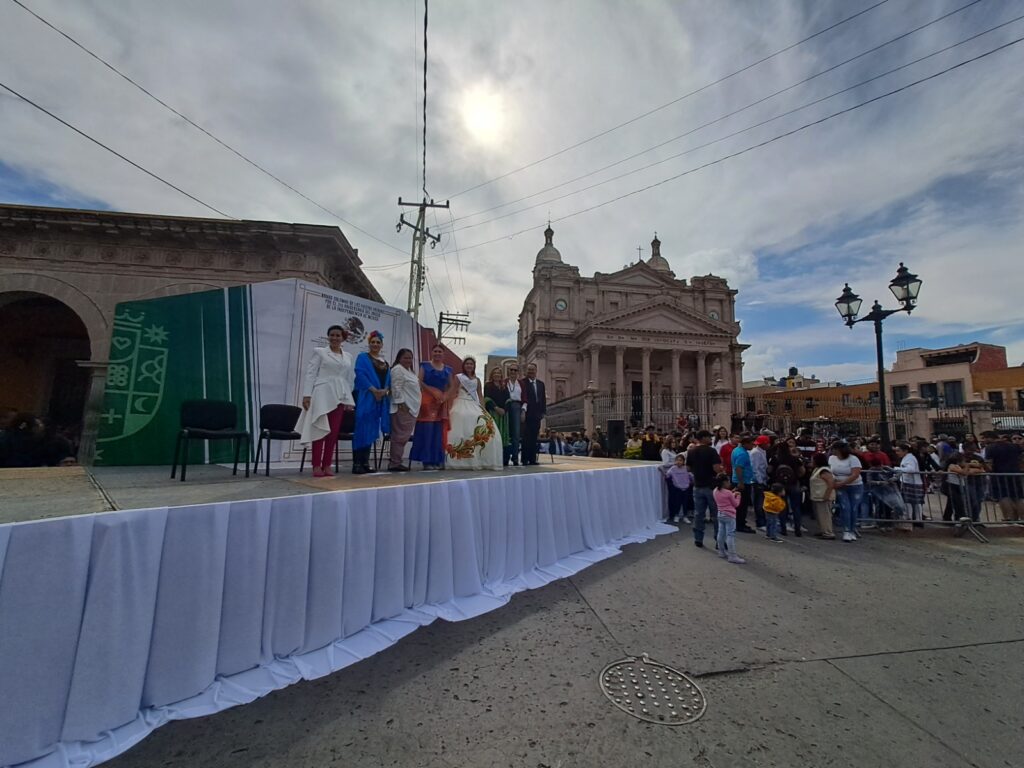 des10 1024x768 - Vistoso desfile para conmemorar el 213 aniversario de la lucha por la Independencia