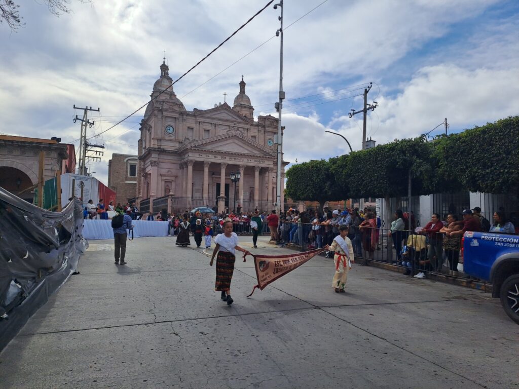 des2 1024x768 - Vistoso desfile para conmemorar el 213 aniversario de la lucha por la Independencia