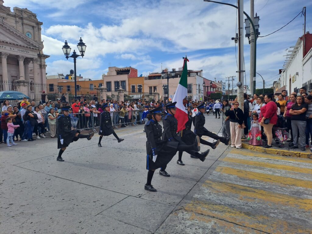 des4 1024x768 - Vistoso desfile para conmemorar el 213 aniversario de la lucha por la Independencia