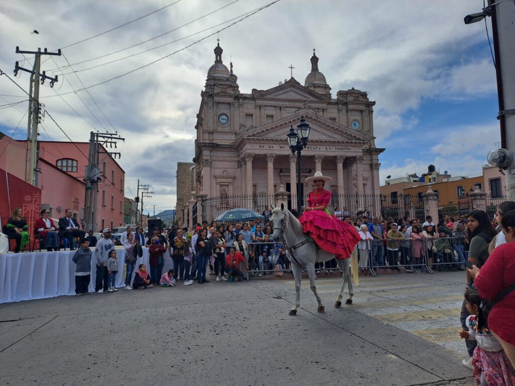 des9 1024x768 - Vistoso desfile para conmemorar el 213 aniversario de la lucha por la Independencia