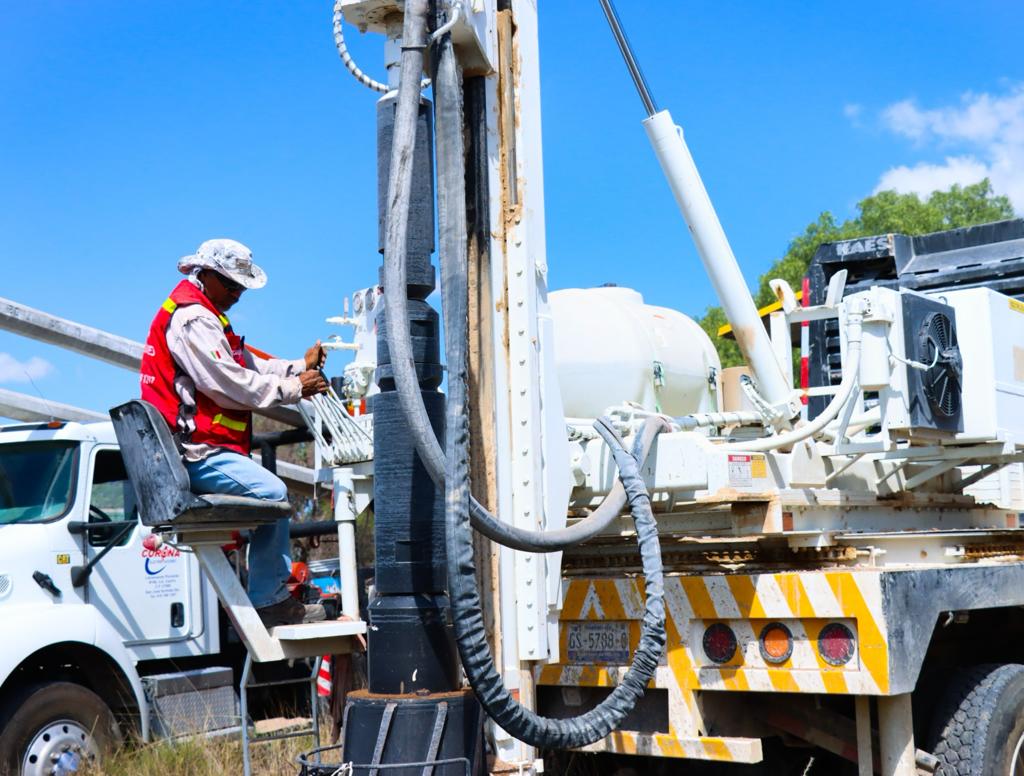 ele1 - Cindy Arvizu pone en marcha obra de electrificación y supervisa camino en comunidad