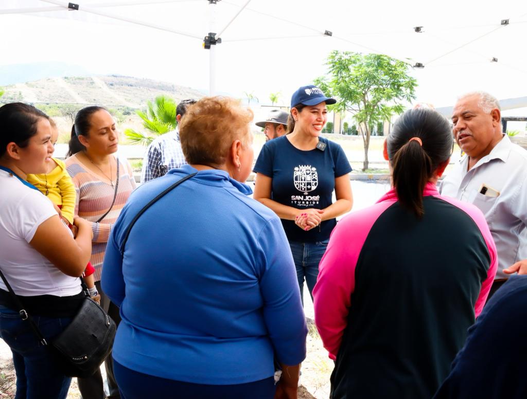 ele3 - Cindy Arvizu pone en marcha obra de electrificación y supervisa camino en comunidad