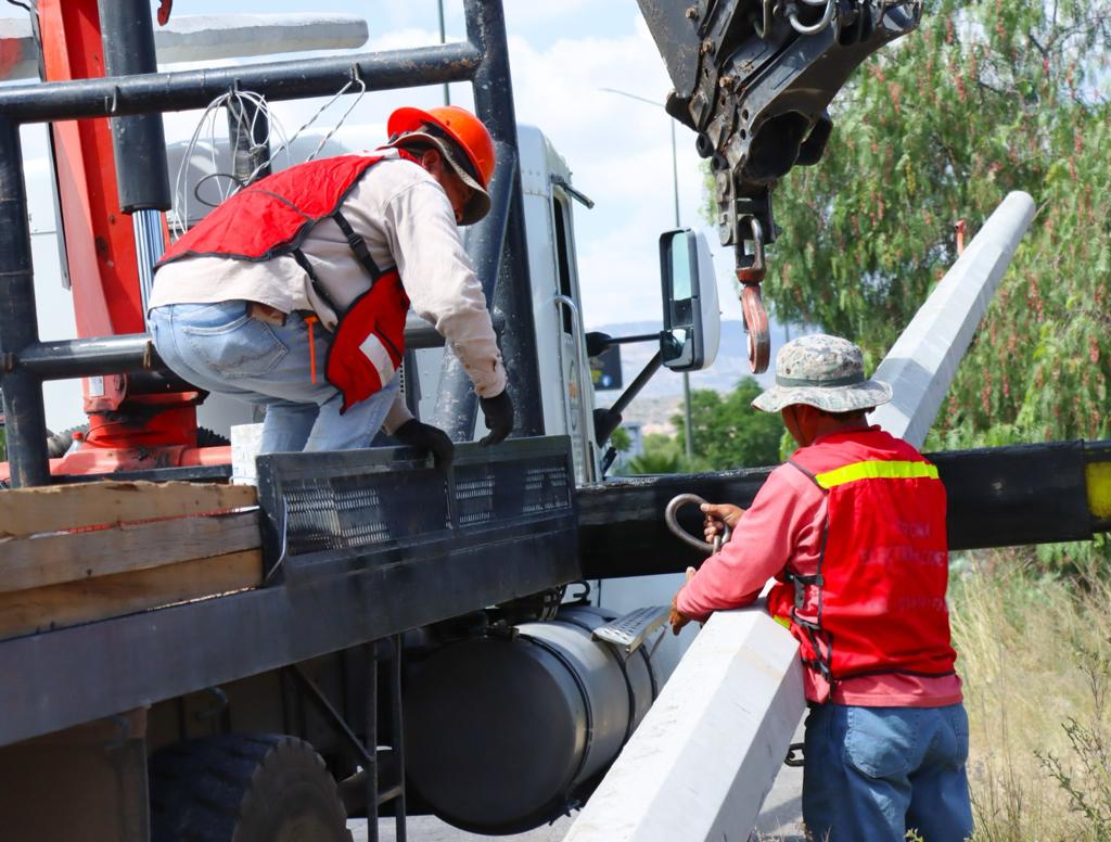 ele6 - Cindy Arvizu pone en marcha obra de electrificación y supervisa camino en comunidad