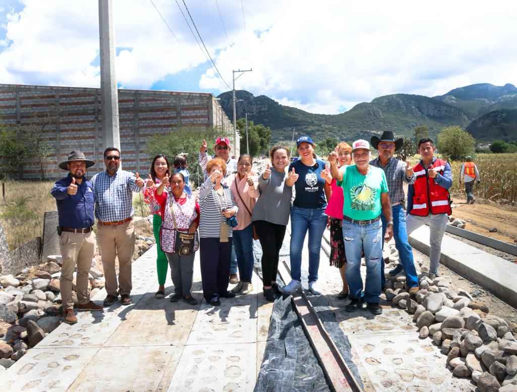 ele7 - Cindy Arvizu pone en marcha obra de electrificación y supervisa camino en comunidad