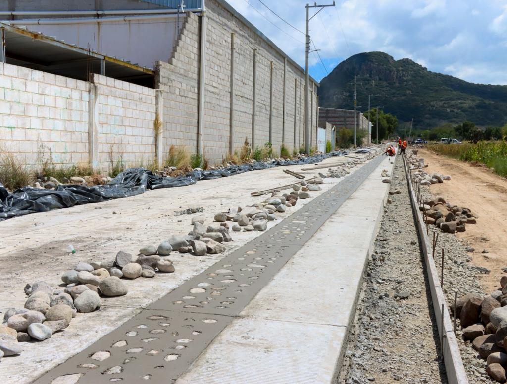 ele8 - Cindy Arvizu pone en marcha obra de electrificación y supervisa camino en comunidad