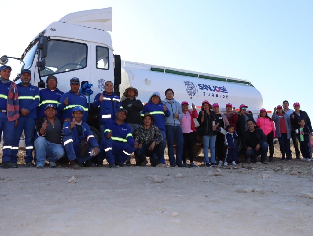 ag1 1024x771 - ENTREGA GOBIERNO MUNICIPAL DE SJI DOS PIPAS DE AGUA Y ARRANCA REHABILITACIÓN DE CAMINO EN EL JARALILLO