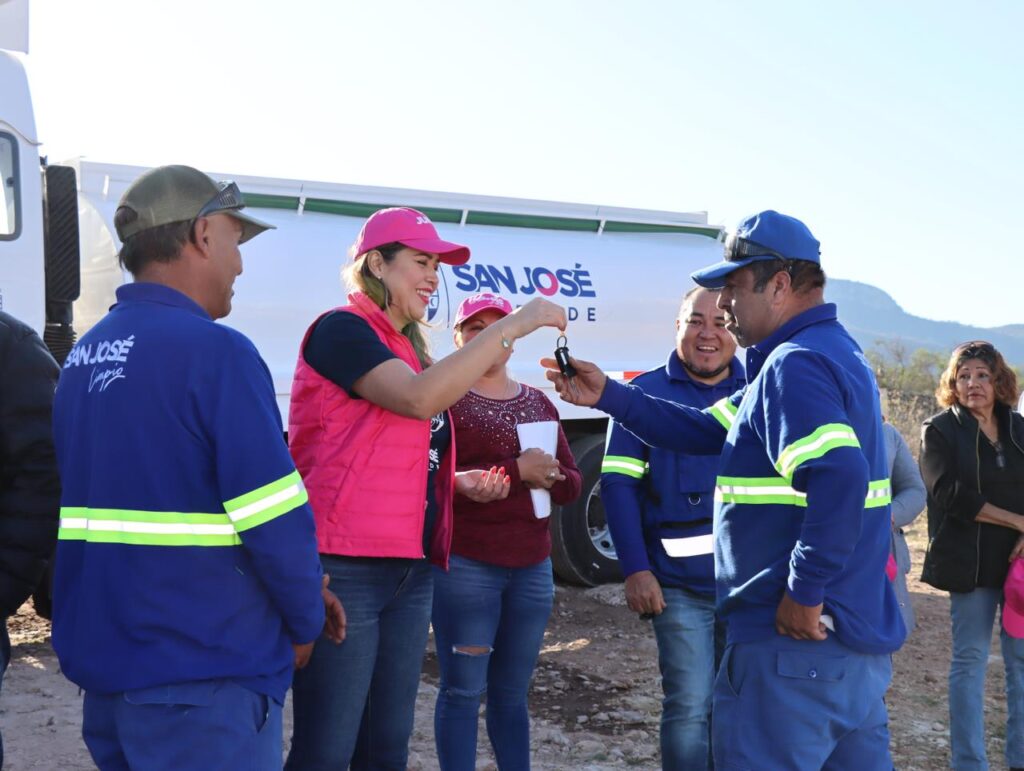 ag5 1024x771 - ENTREGA GOBIERNO MUNICIPAL DE SJI DOS PIPAS DE AGUA Y ARRANCA REHABILITACIÓN DE CAMINO EN EL JARALILLO