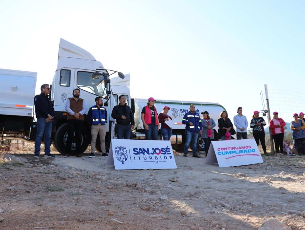 ag6 1024x771 - ENTREGA GOBIERNO MUNICIPAL DE SJI DOS PIPAS DE AGUA Y ARRANCA REHABILITACIÓN DE CAMINO EN EL JARALILLO