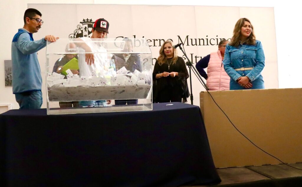 pre1 1024x636 - AUTORIDADES MUNICIPALES REALIZARON EL SORTEO DE OCHO REGALOS ENTRE CONTRIBUYENTES CUMPLIDOS POR PAGO DEL IMPUESTO PREDIAL