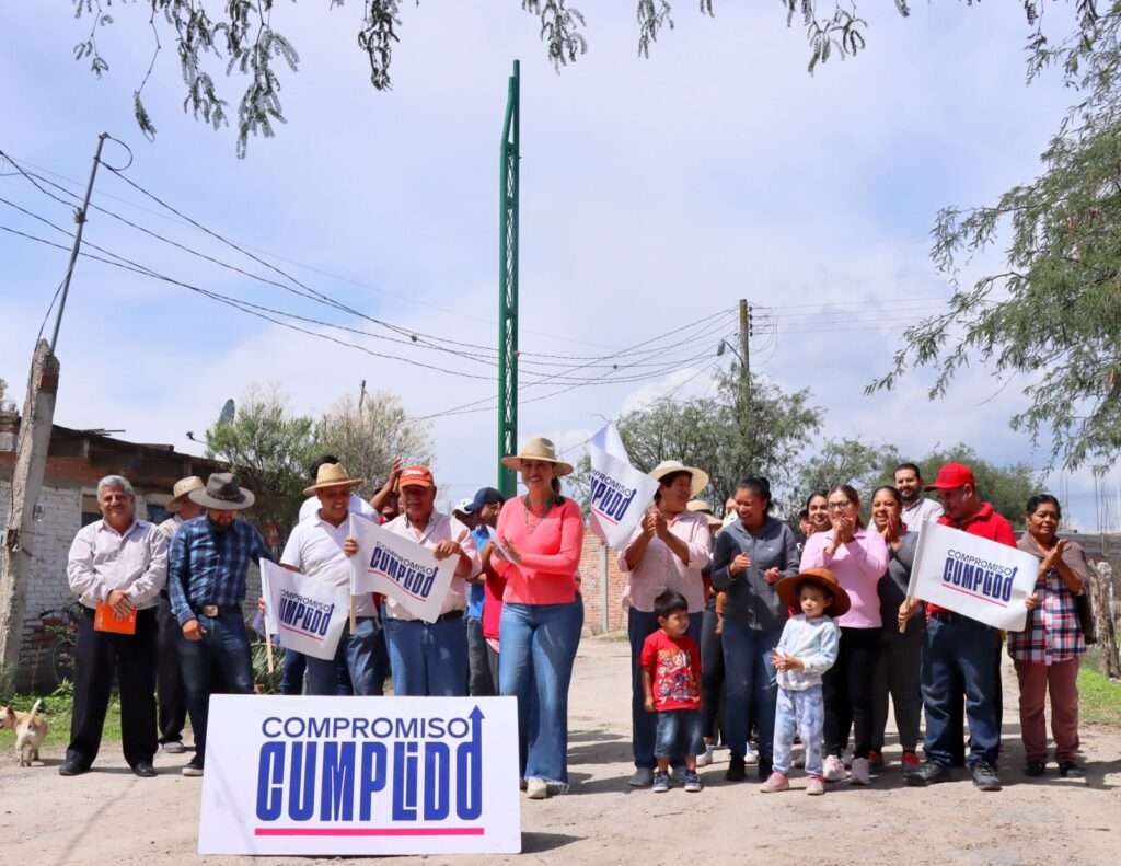 449924839 895494662575397 1882537541659682990 n 1024x791 - Inició Cindy Arvizu obra de electrificación y entregó calle pavimentada, en gira de trabajo por comunidades