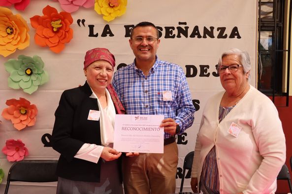 1 10 - Merecido homenaje a la maestra Ma. del Socorro Medina tras 41 años de servicio