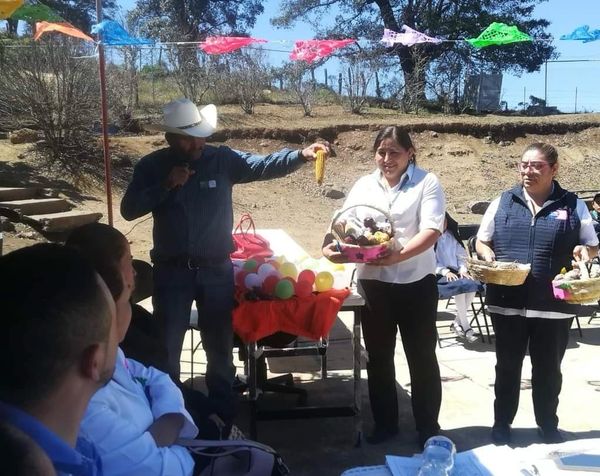 1 2 - Raúl dedica 25 años de su vida como Promotor de la Salud en la serranía de Xichú