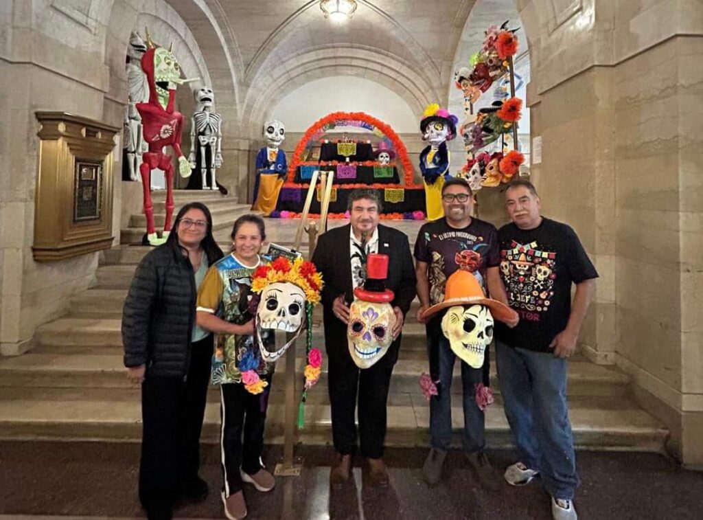 2 12 1024x757 - Juan Hernández participa en magnas exhibiciones de arte tradicional en Chicago, por el Día de Muertos