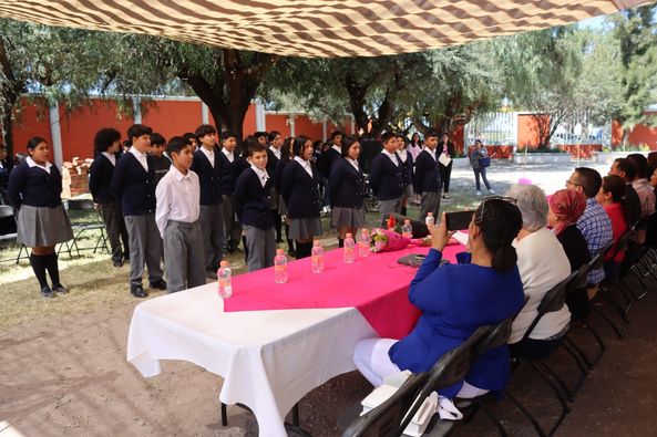 3 9 - Merecido homenaje a la maestra Ma. del Socorro Medina tras 41 años de servicio