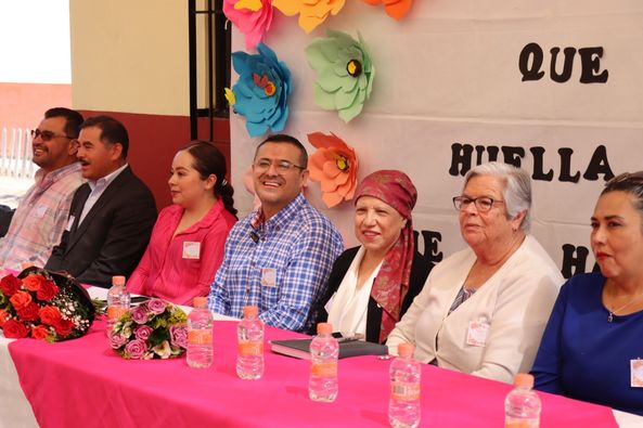 4 6 - Merecido homenaje a la maestra Ma. del Socorro Medina tras 41 años de servicio