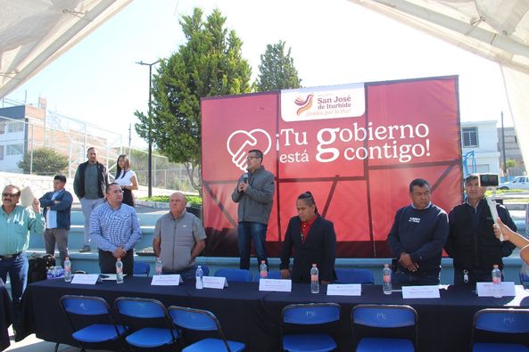 1 2 - Gobierno Municipal atiende a ciudadanos en Loma del Calvario