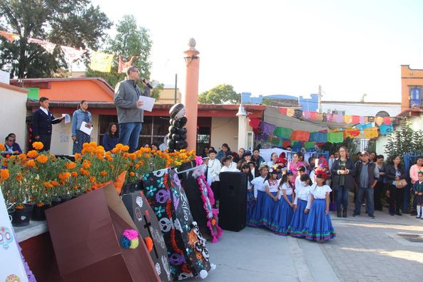 1 3 - Encabeza Manuel Montes Honores a la Bandera en la Escuela Primaria “justicia social”