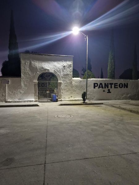 a 17 - Preparan iluminación de los panteones para recibir a los visitantes de manera óptima