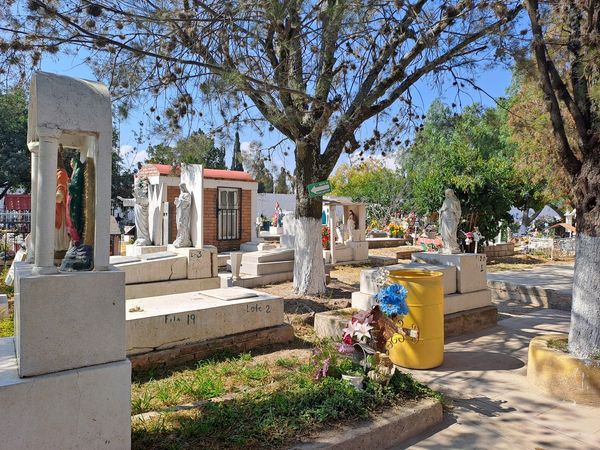 d 1 - Listos los panteones de la cabecera municipal para recibir al público que se dará cita con motivo del Día de Muertos