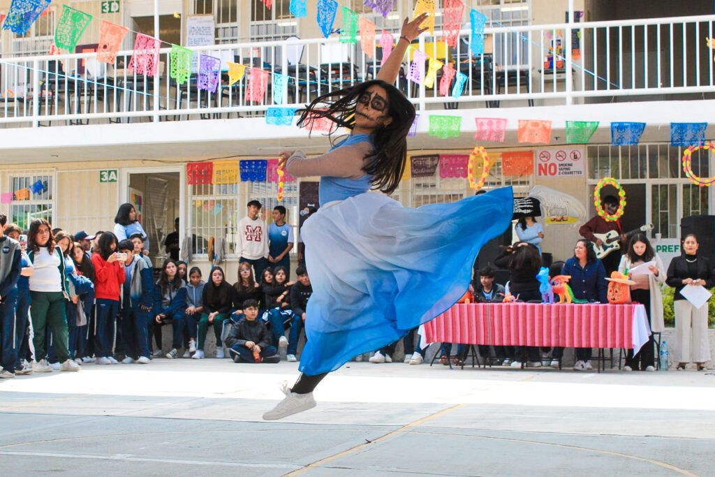 e 4 1024x683 - Un homenaje lleno de vida y tradición se vivió en la Secundaria Bicentenario por la celebración del Día de Muertos