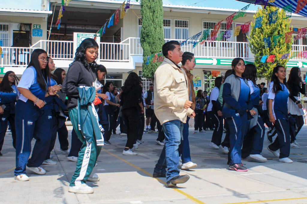 f 1 1024x682 - Un homenaje lleno de vida y tradición se vivió en la Secundaria Bicentenario por la celebración del Día de Muertos