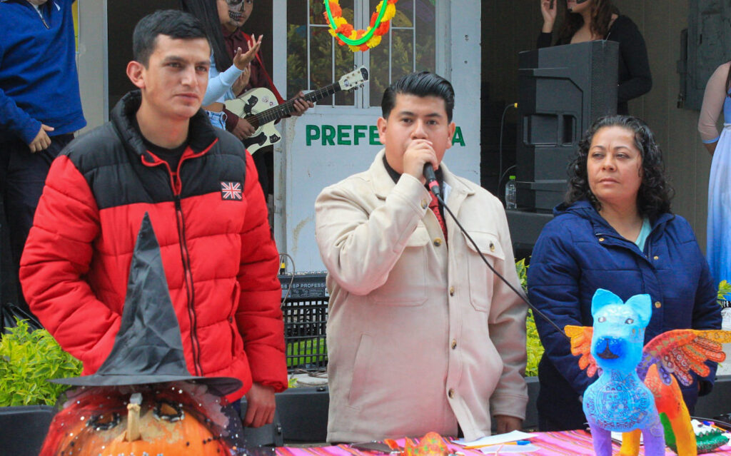 g 1024x639 - Un homenaje lleno de vida y tradición se vivió en la Secundaria Bicentenario por la celebración del Día de Muertos