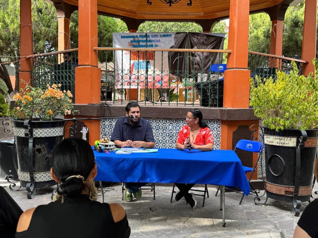a 9 1024x768 - Emotiva presentación del maestro Jesús Zarazúa en la Feria del Libro Independencia